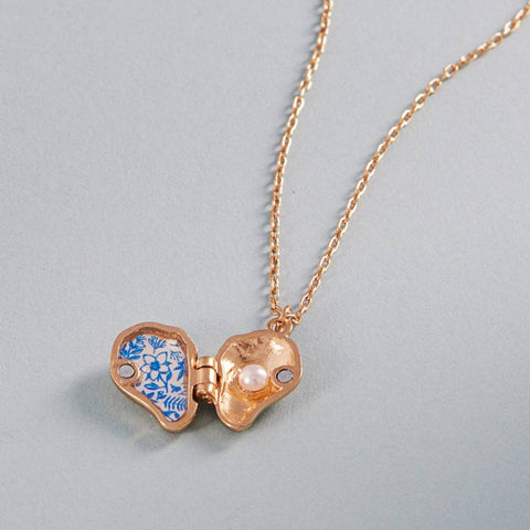 Oyster Locket Necklace - 318 Art & Frame